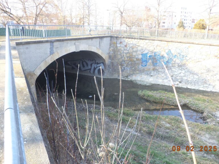 Brücke über Bachlauf